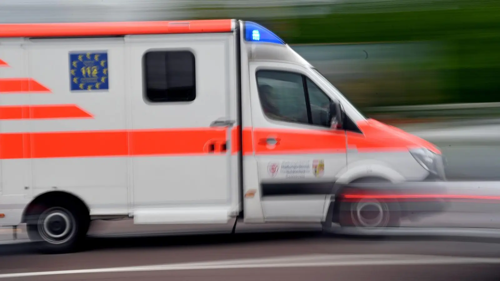 Sanitäter bringen den 47-Jährigen in eine Klinik. (Symbolbild) (Foto: Hendrik Schmidt/dpa-Zentralbild/dpa)