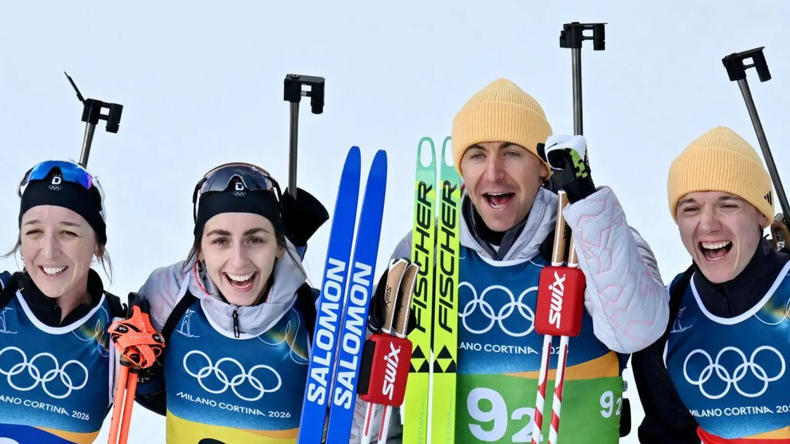 Das deutsche Team feiert Olympia-Bronze in Antholz. (Foto: Hendrik Schmidt/dpa)