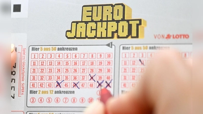 Beim Eurojackpot tippen die Teilnehmer fünf Zahlen und zwei Zusatzzahlen. (Foto: Bernd Weißbrod/dpa)