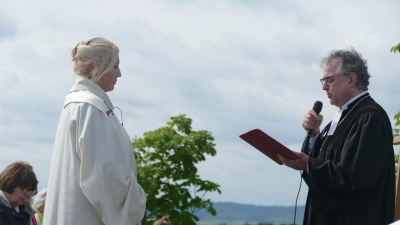 Dekan Jörg Dittmar führte Pfarrerin Simone Fucker in ihr neues Amt ein. (Foto: Helmut Meixner)