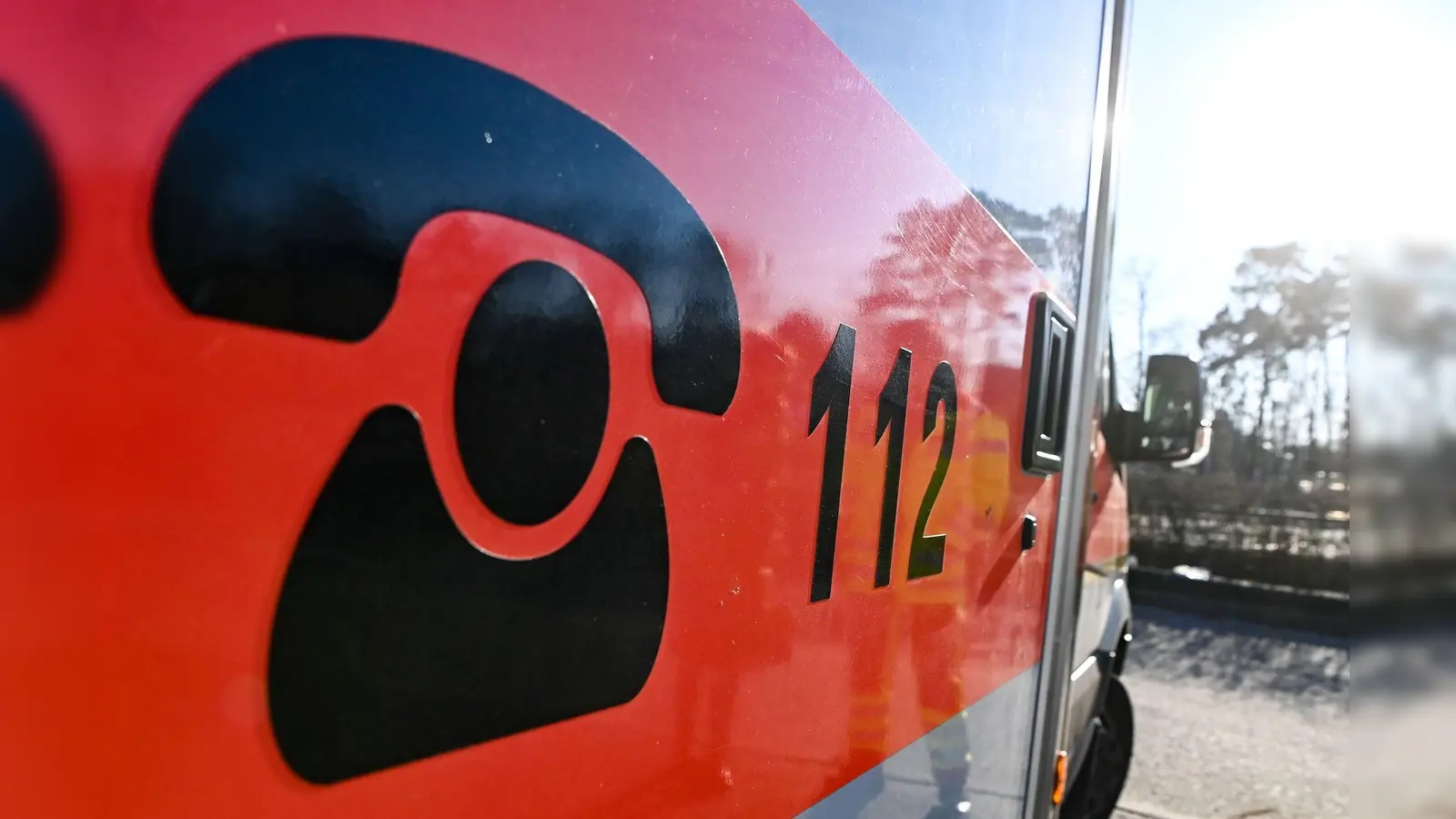 Der Schriftzug 112 für die Notrufnummer steht auf einem Rettungswagen. (Foto: Jens Kalaene/dpa/Symbolbild)