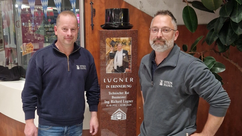 Nächtlicher Arbeitseinsatz im Einkaufszentrum in Wien: Mit seinem Mitarbeiter Kurt Schmidt (rechts) stellte Alexander Hanel den von ihm gestalteten Gedenkstein in der „Lugner City” auf.  (Foto: Stein Hanel)
