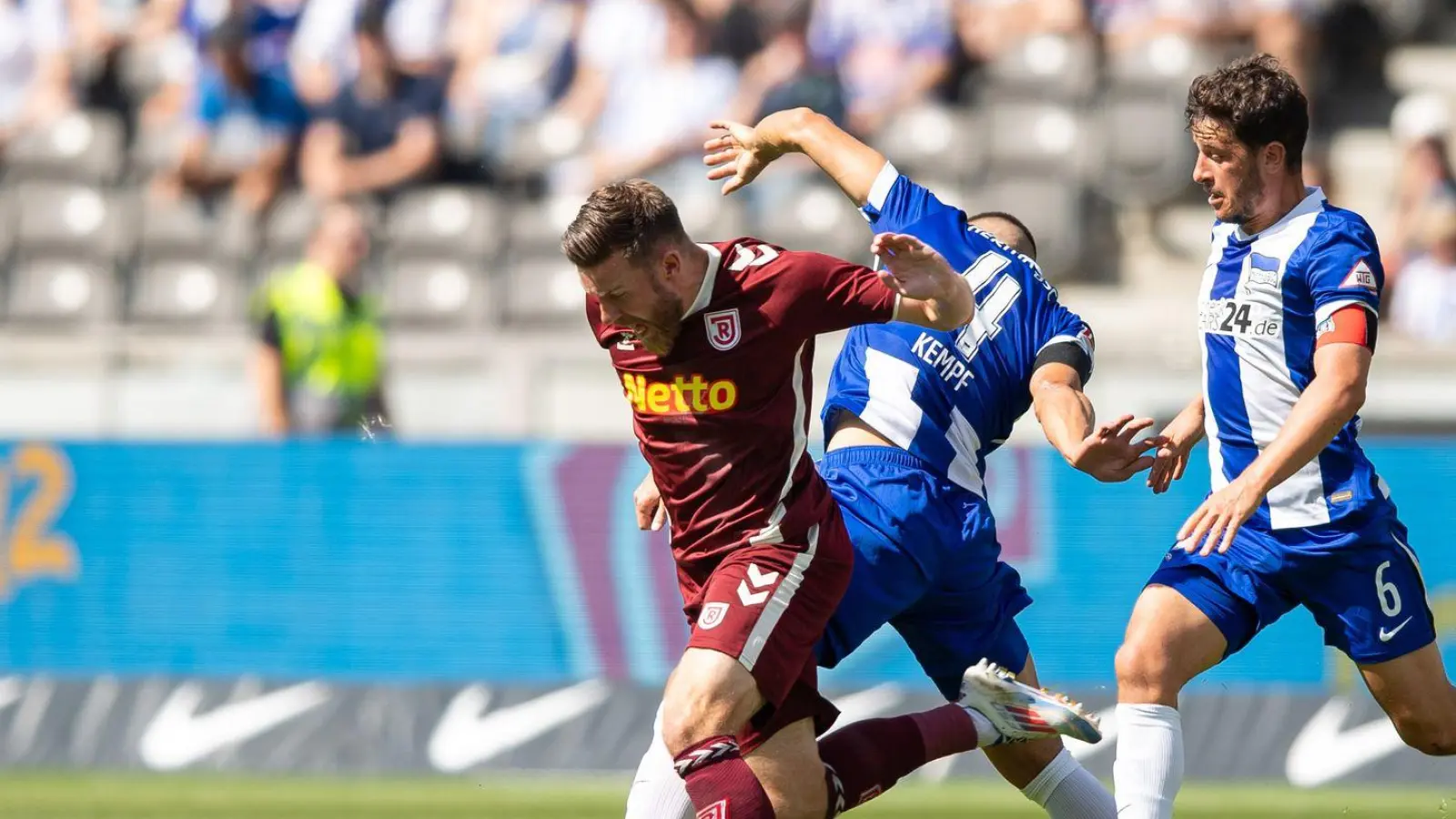 Regensburg schaffte am vergangenen Wochenende eine Pokal-Überraschung. (Foto: Sebastian Räppold/Matthias Koch/dpa)