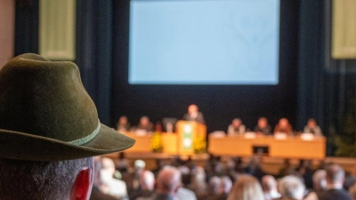 Jäger nehmen an der Landesversammlung des Bayerischen Jagdverbands teil. (Foto: Armin Weigel/dpa)