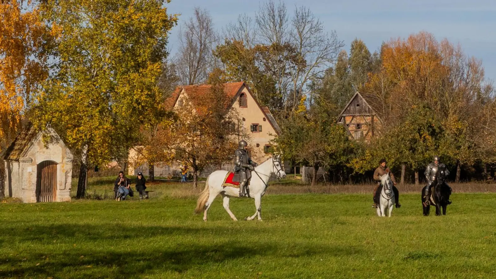 Die Hollywood-Produktion „The Uprising” entsteht gerade unter anderem im Fränkischen Freilandmuseum. Unsere Fotografin war dabei – so gut es ging. (Foto: Evi Lemberger)
