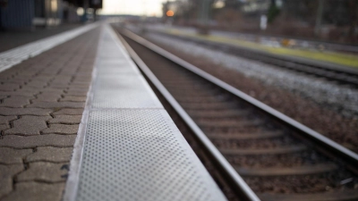 Die Bahnsteige zwischen Aschaffenburg und Gemünden bleiben wegen Sanierungsarbeiten vom 9. November an bis Mitte Dezember leer. (Symbolbild) (Foto: Daniel Karmann/dpa)