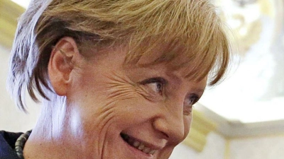 „Unbeirrbar lagen ihm in seinem zwölfjährigen Pontifikat ganz besonders diejenigen am Herzen, die ihre Stimme nicht selbst erheben konnten“, teilte die frühere Bundeskanzlerin Angela Merkel mit.  (Foto: Gregorio Borgia / Pool/ANSA POOL/dpa)