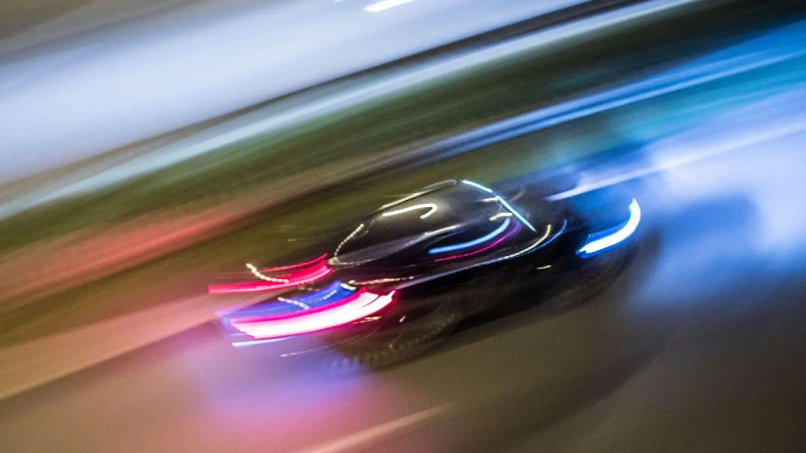 Die Polizei verfolgte einen Kradfahrer am Donnerstagabend von Herpersdorf bei Lichtenau bis Petersaurach (Landkreis Ansbach). (Symbolbild: Frank Rumpenhorst/dpa)