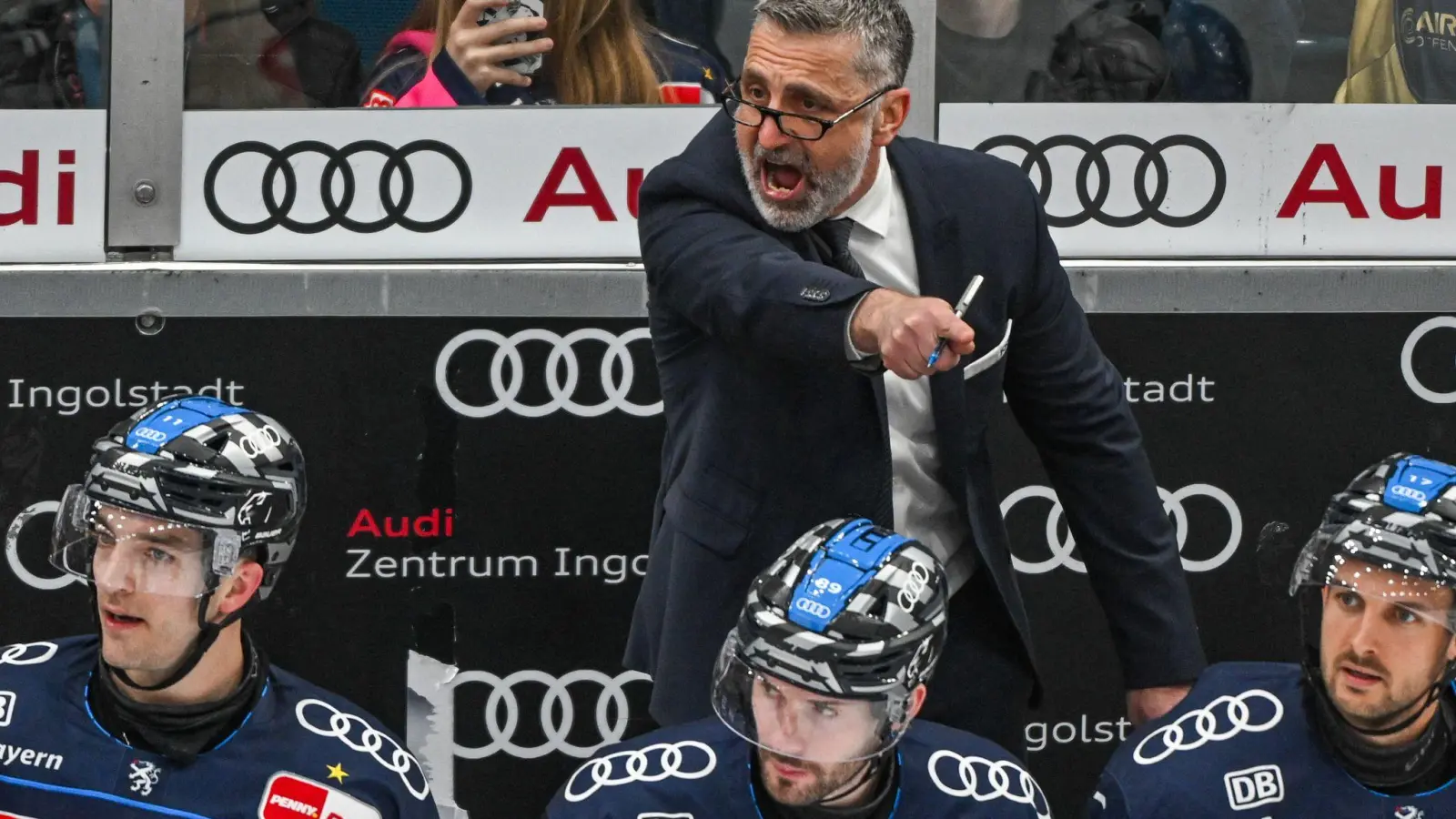 Trainer Mark French und der ERC Ingolstadt führen im Playoff-Viertelfinale mit 2:0. (Foto: Armin Weigel/dpa)