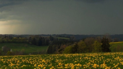 Noch einmal dicke Wolken in Bayern, dann kommt das schöne Wetter. (Archivbild)  (Foto: Alexander Wolf/onw-images/dpa)
