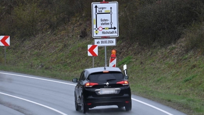 Einigen Umweg müssen die Auto- und Lastwagenfahrer ab Montag auf der B470 bei Diespeck in Kauf nehmen. (Foto: Mirko Fryska)