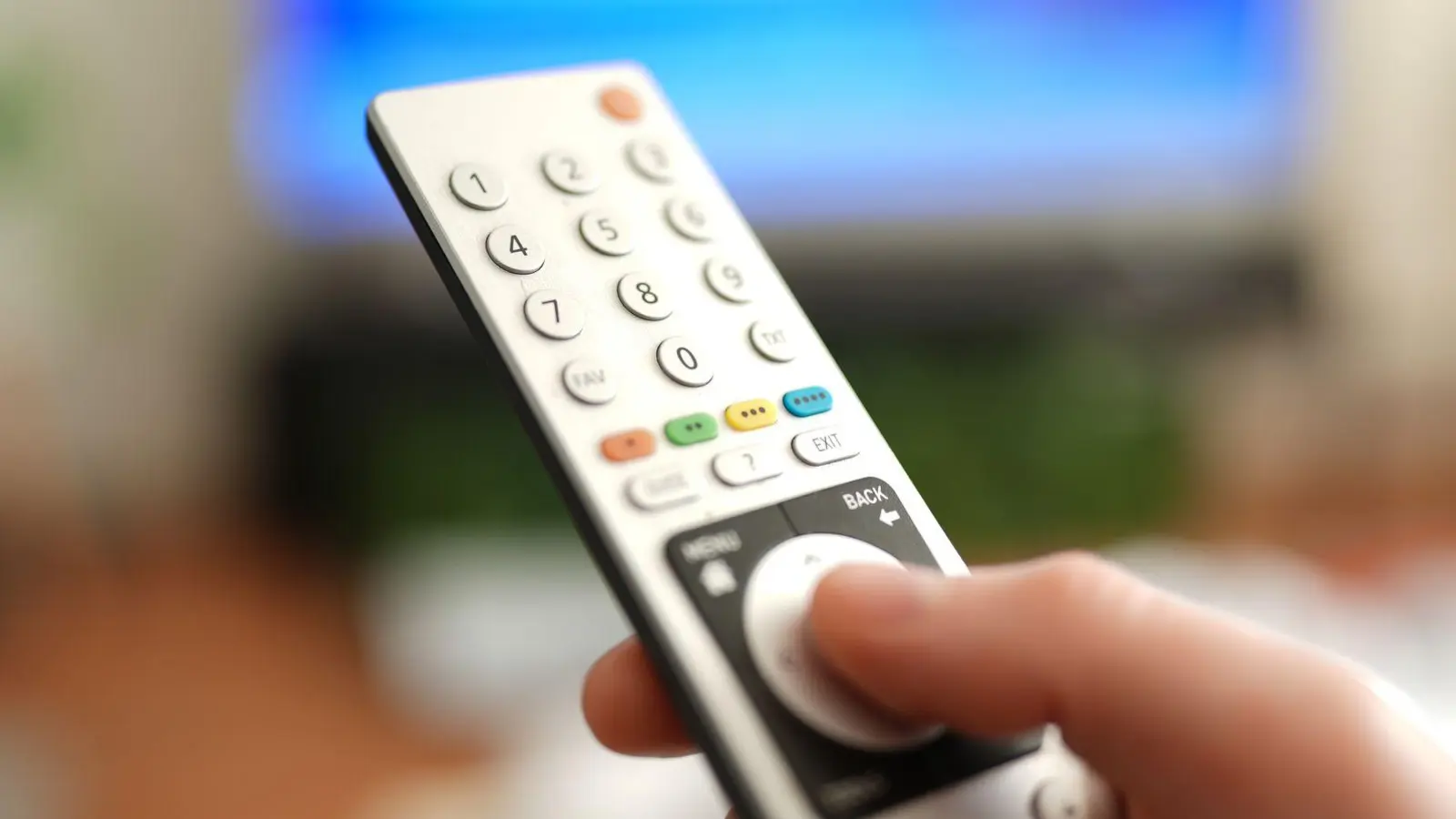 DVB-I soll auch mehr Komfort bringen - etwa eine Senderliste für alle linearen Fernsehprogramme, ganz gleich über welchen Empfangsweg. (Foto: Marcus Brandt/dpa/dpa-tmn)