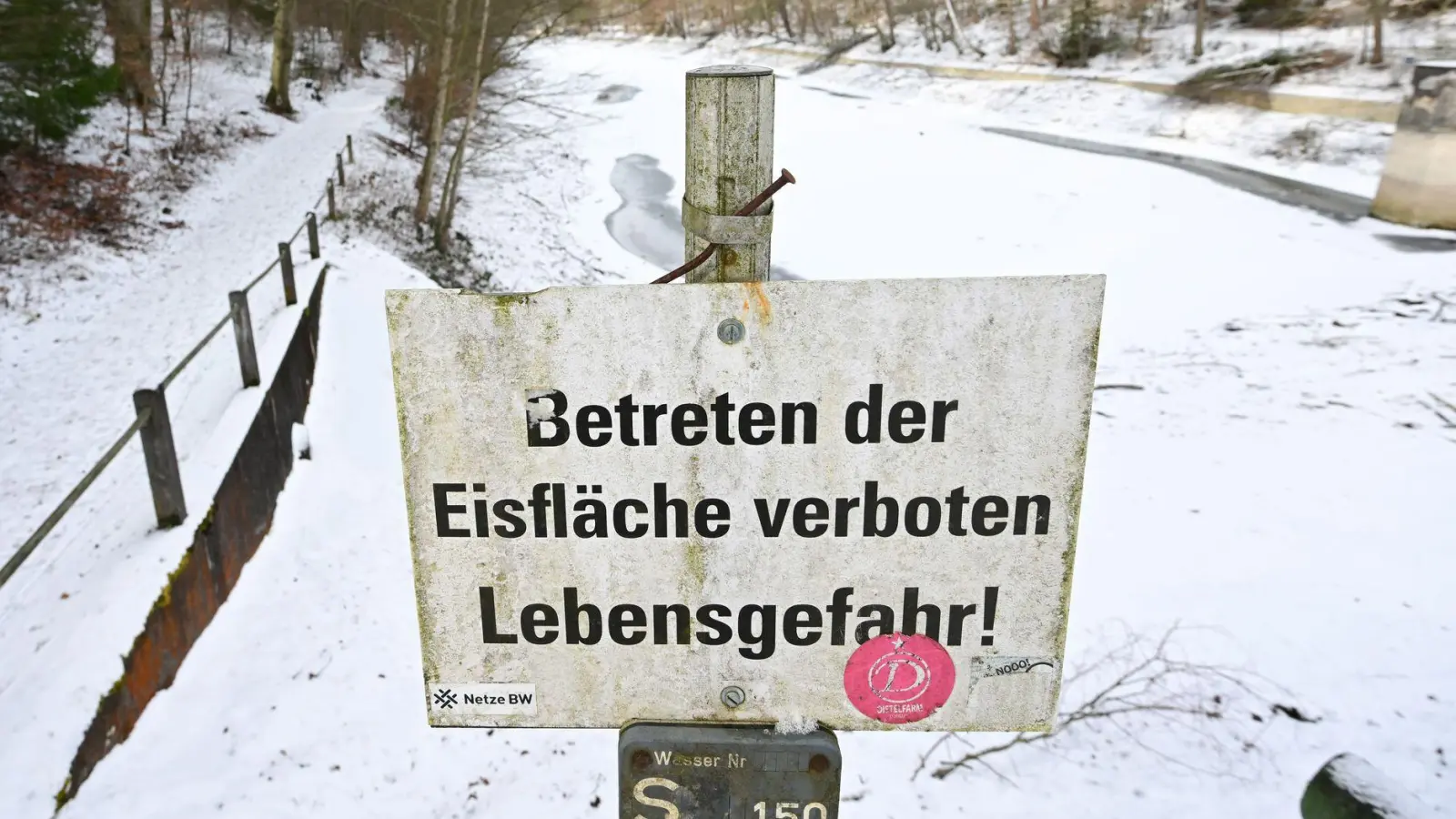 Es muss lange ziemlich kalt sein - und selbst dann ist nicht jedes Gewässer sicher (Symbolbild). (Foto: Bernd Weißbrod/dpa)