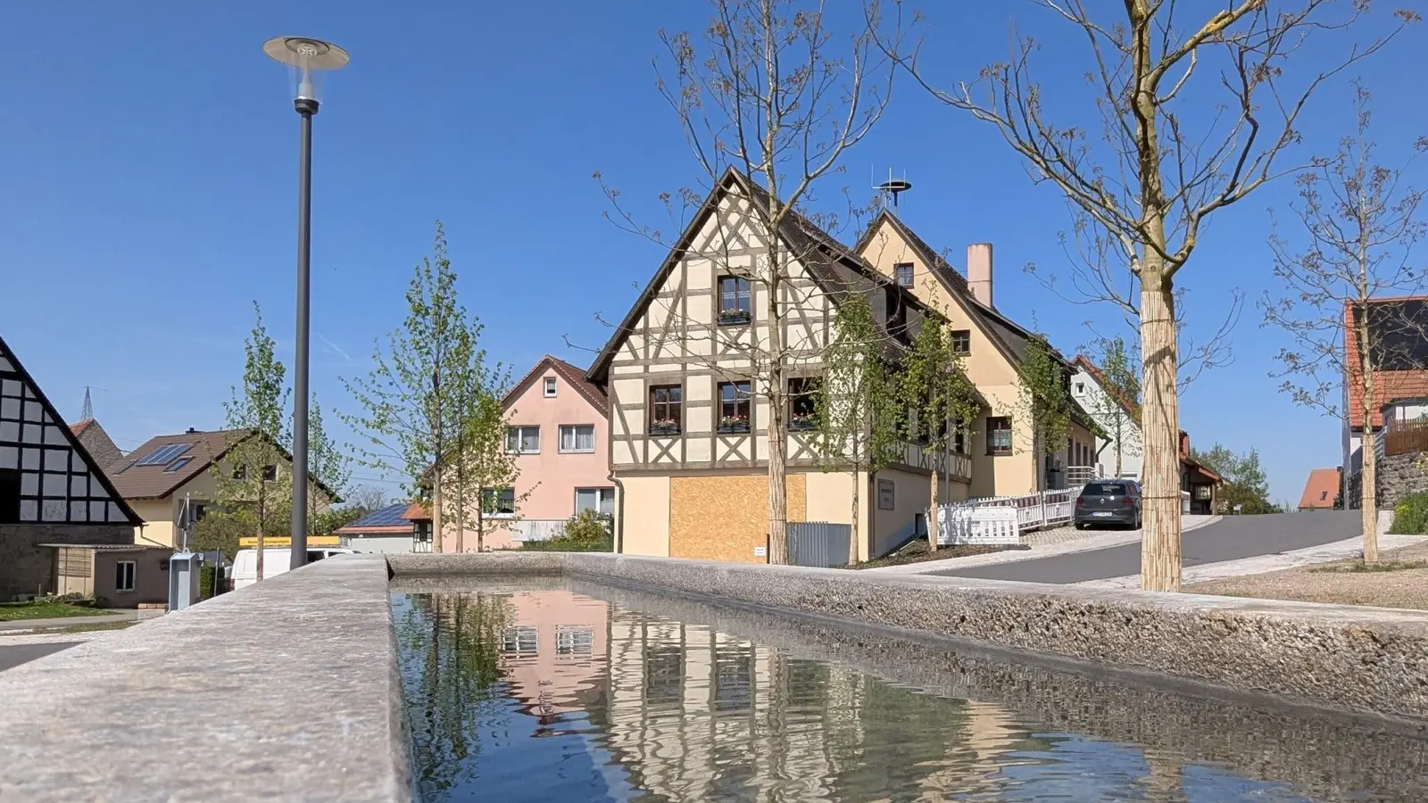 Die Vorfreude auf das kommende Wochenende ist groß im schönen Neusitz. Erleben Sie, wie der Dorfplatz samt Rathauskeller neu gestaltet wurde. (Foto: Gemeinde Neusitz)