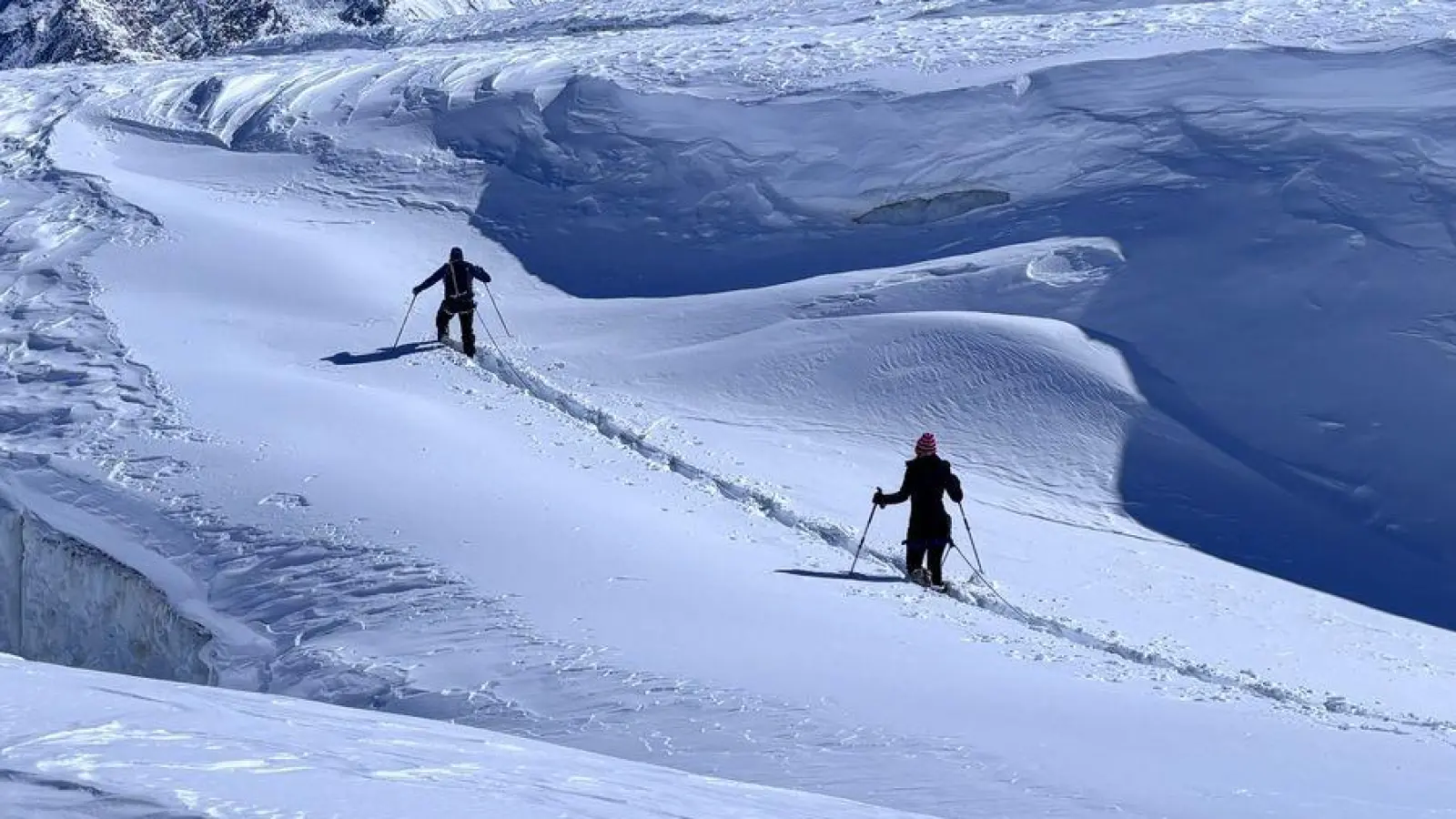 Vorn wird gespurt, hinten ausreichend Abstand gehalten: Eine kleine Seilschaft bahnt sich entlang von Gletschereis den Weg durch den Schnee.  (Foto: Nathalie Helene Rippich/dpa-tmn)