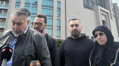 Trauer vor dem Gericht bei den Angehörigen der Hamburger Familie und deren Anwalt. (Foto: Linda Say/dpa)