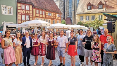 Umgeben von Hoheiten, darunter die fränkische Weinkönigin Lisa Lehritter (Zweite von links), eröffnete Oberbürgermeister Dr. Markus Naser (Dritter von links) das Weindorf 2024. Der Tropfen zum Anstoßen kam von Winzer Tommy Neumeister (Mitte). (Foto: Jürgen Binder)