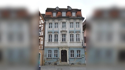  Die reich dekorierte Fassade im Stil des Rokoko ist für die Stadt Bad Windsheim und darüber hinaus einmalig.  (Foto: Franziska Back)