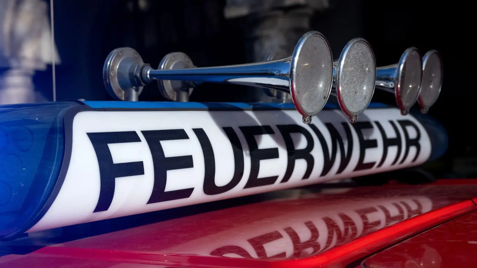 Bereits zum dritten Mal binnen weniger Wochen rückte die Feuerwehr zu dem Gebäude an. (Symbolbild) (Foto: Sven Hoppe/dpa)