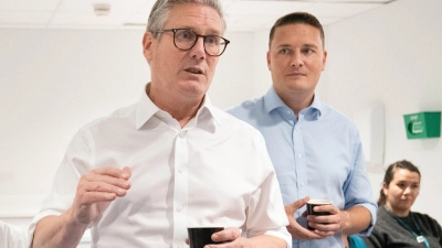 In besseren Zeiten machten Keir Starmer (links) und Wes Streeting (rechts) gemeinsam Wahlkampf. (Archivfoto) (Foto: Stefan Rousseau/PA Wire/dpa)