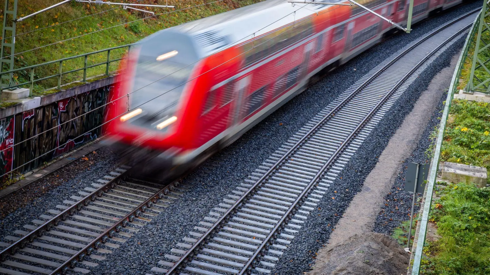 Verkehrsminister: Bund muss mehr für Regionalverkehr zahlen. (Archivbild) (Foto: Jens Büttner/Deutsche Presse-Agentur GmbH/dpa)