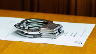 Ein junger Mann wird beschuldigt, eine 18-Jährige in einem Regionalzug mit einem Messer angegriffen zu haben - nun sitzt er in Untersuchungshaft. (Symbolbild) (Foto: Frank Molter/dpa)