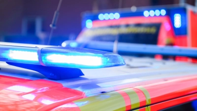 Rettungskräfte sind bei einem schweren Unfall in Oberbayern im Einsatz (Symbolbild).  (Foto: Julian Stratenschulte/dpa)