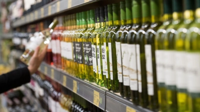 Weine aus Supermärkten und Discountern sind zum baldigen Trinken und nicht zum Lagern bestimmt.   (Foto: Bernd Thissen/dpa/dpa-tmn)