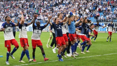 Durften endlich jubeln: die HSV-Spieler  (Foto: Christian Charisius/dpa)