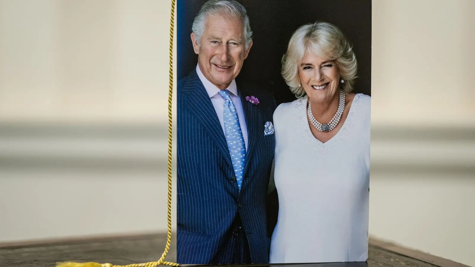 So sieht die Geburtstagskarte zur Feier des 100. Lebensjahres aus, die von König Charles III. und seiner Camilla unterzeichnet wurden. (Foto: Aaron Chown/PA Wire/dpa)