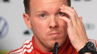 Julian Nagelsmann spricht bei der Pressekonferenz vor dem Slowakei-Spiel.  (Foto: Jan Woitas/dpa)