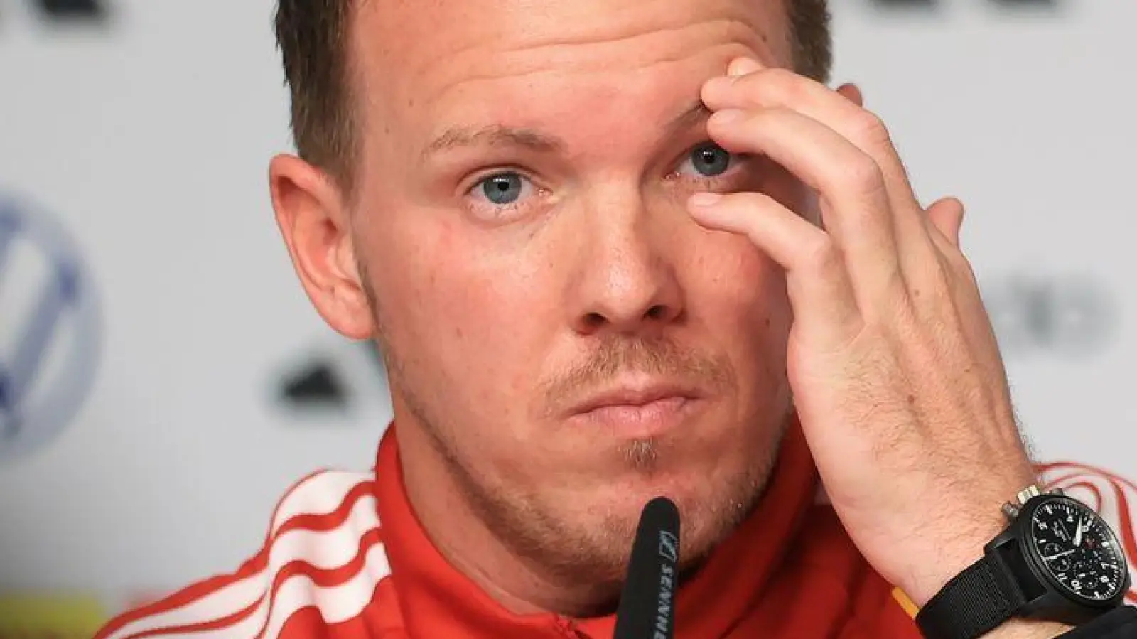Julian Nagelsmann spricht bei der Pressekonferenz vor dem Slowakei-Spiel.  (Foto: Jan Woitas/dpa)