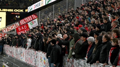 Wegen der Zusammenstöße vor Anpfiff boykottieren einige Bayern-Fans die Partie in Dortmund. (Archivbild) (Foto: Federico Gambarini/dpa)