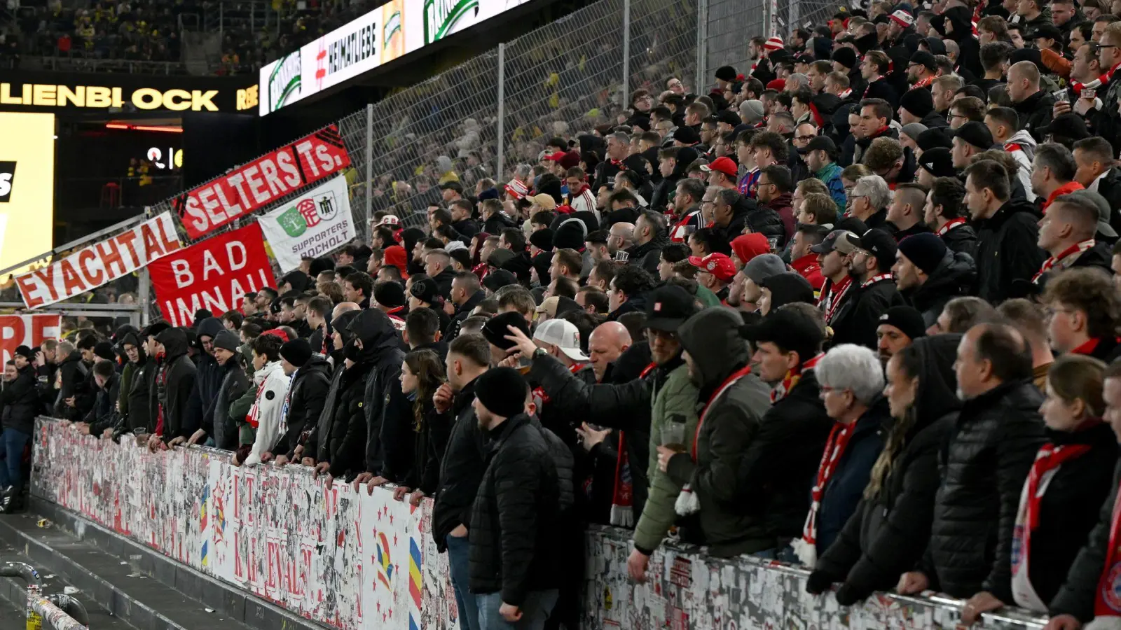 Wegen der Zusammenstöße vor Anpfiff boykottieren einige Bayern-Fans die Partie in Dortmund. (Archivbild) (Foto: Federico Gambarini/dpa)