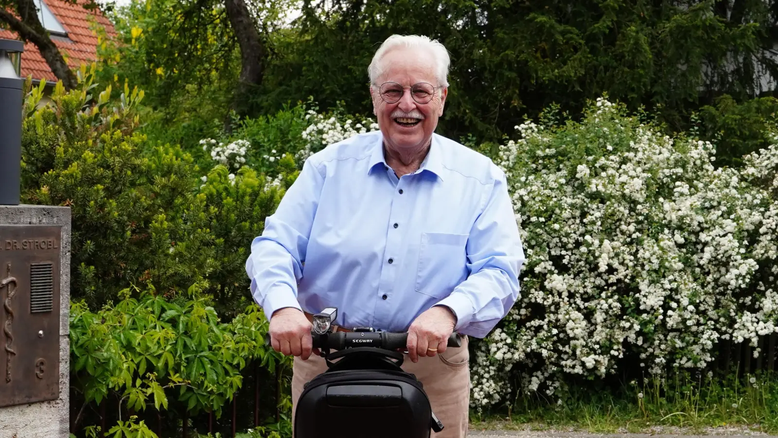 So fuhr Dr. Dr. Günther Strobl regelmäßig zu den Stadtratssitzungen: mit seinem schwarzen Segway. (Foto: Simone Hedler)