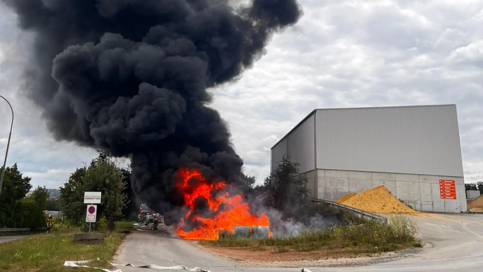 Auf dem Gelände der Ziegelei waren Folienrollen in Brand geraten. (Foto: Alexander Biernoth)