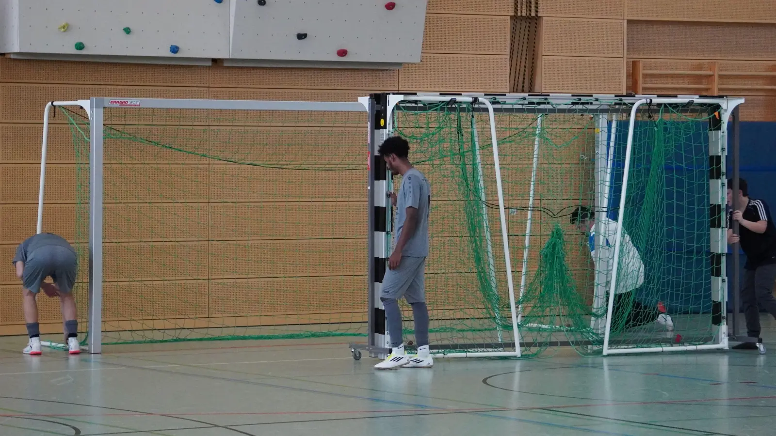 Nach der Vorrunde wurden die großen Tore weggeschafft und die beim Futsal üblichen Handballtore aufgebaut. (Foto: Bastian Lauer)