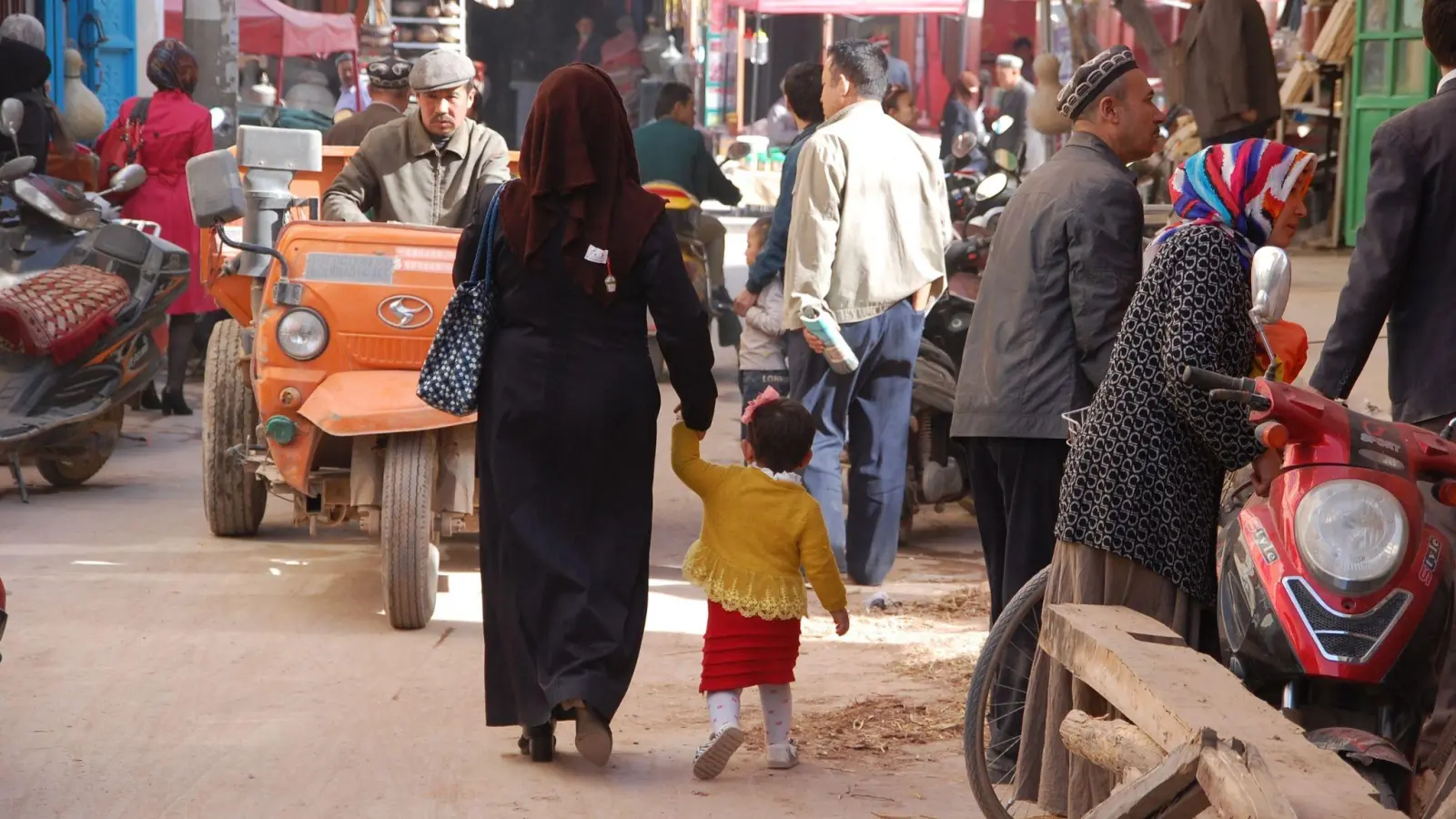 Eine belebte Straße in der Stadt Kashgar im westchinesischen Xinjiang (Archivbild). (Foto: picture alliance / dpa)