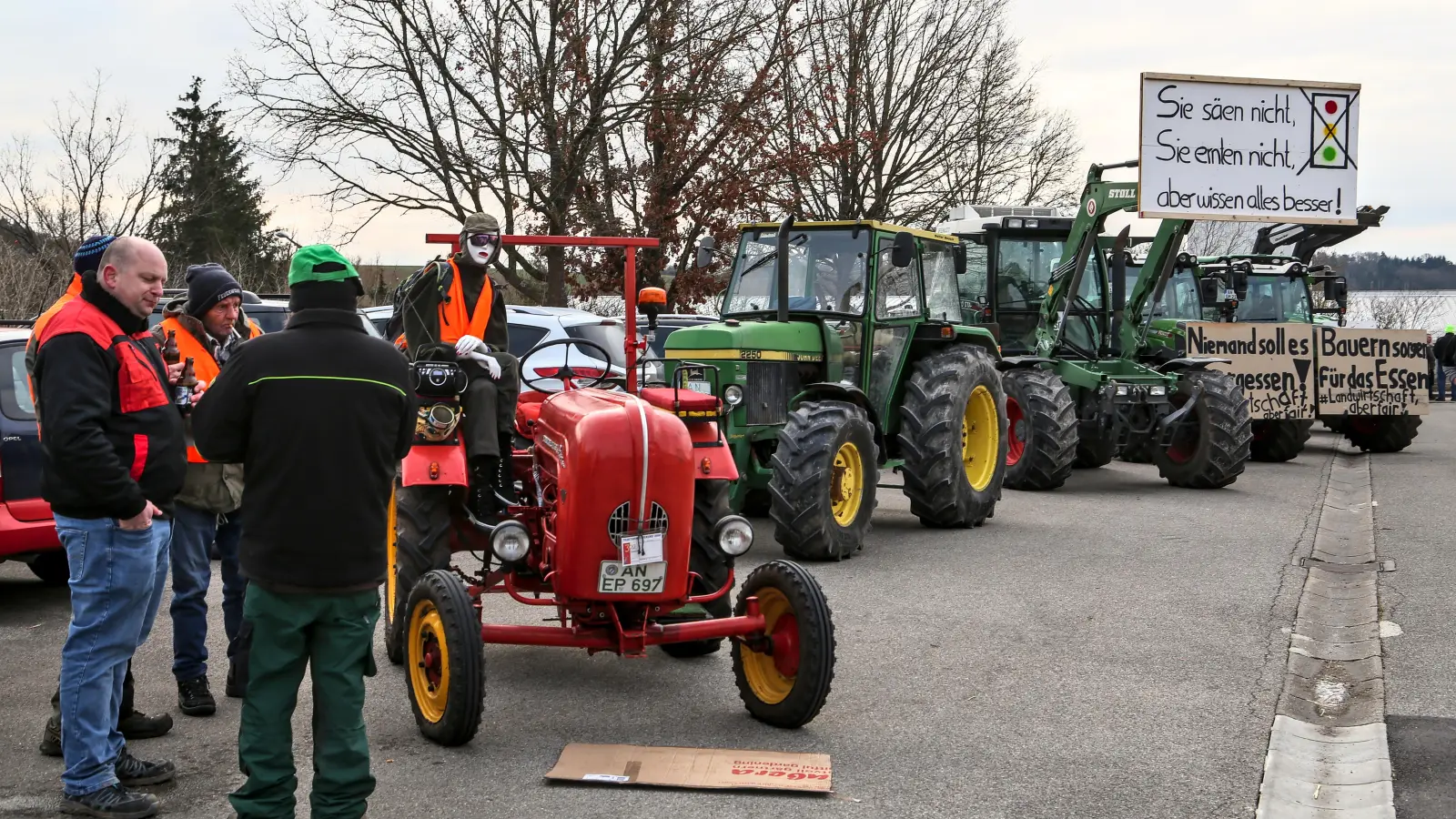 Landwirte fuhren mit ihren Traktoren bis vor die Rezathalle. (Foto: Tizian Gerbing)