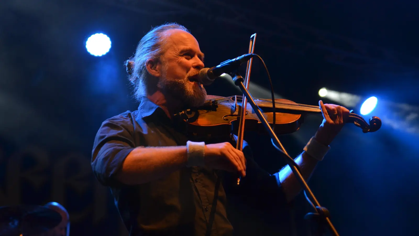 Die Fiddlers spielten am Freitag beim Biberttal-Festival 2025 in Andorf. (Foto: Yvonne Neckermann)
