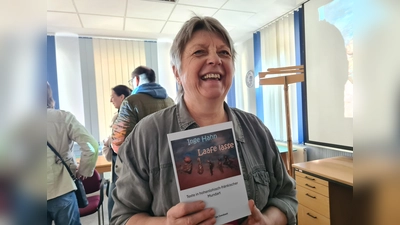 Inge Hahn hatte sichtlich Spaß bei der Lesung aus ihrem Gedichtband „Laafe lasse”.  (Foto: Margit Schwandt)