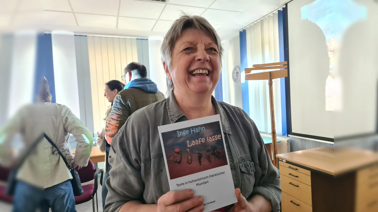 Inge Hahn hatte sichtlich Spaß bei der Lesung aus ihrem Gedichtband „Laafe lasse”.  (Foto: Margit Schwandt)