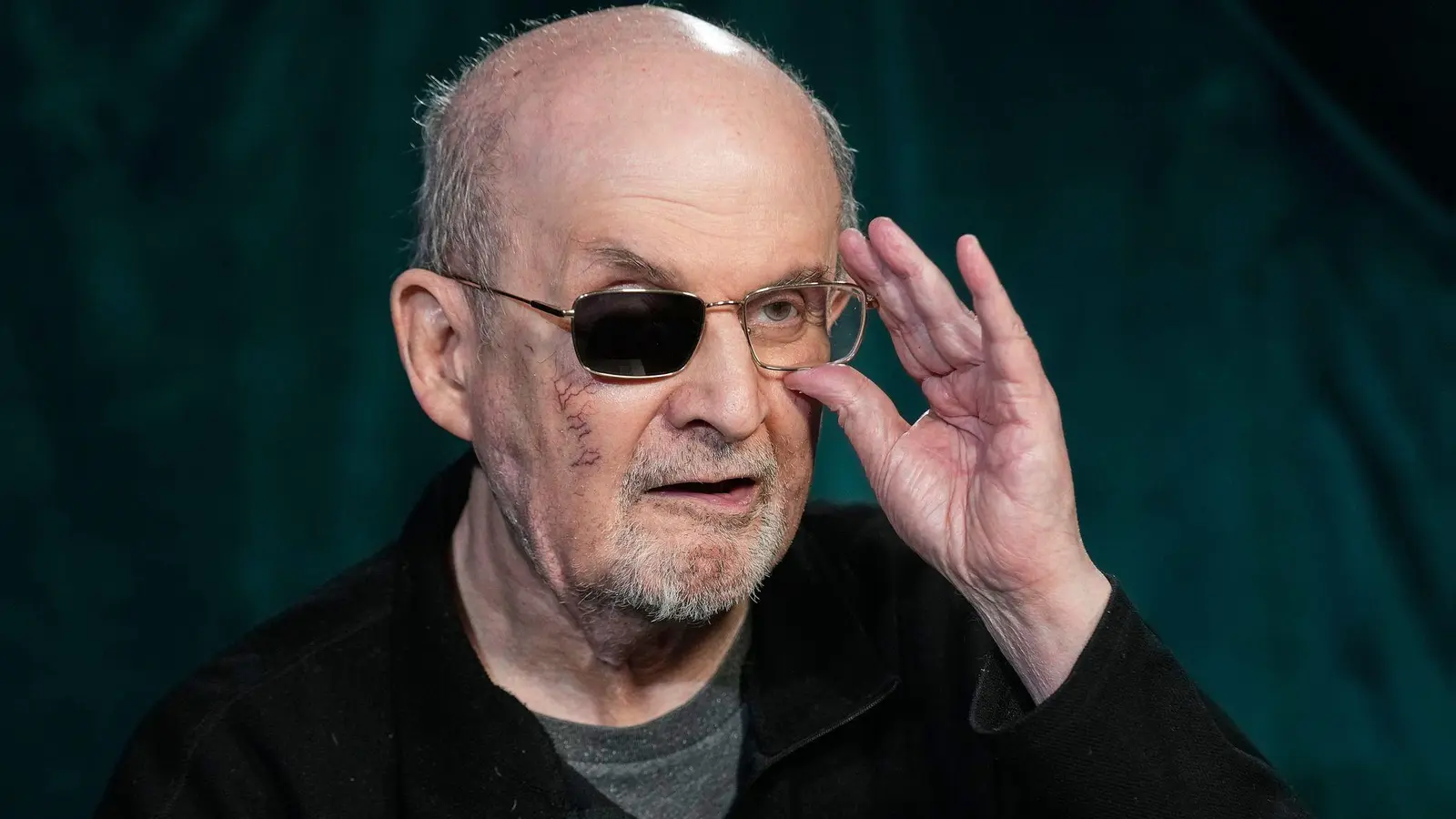 In seinem jüngsten Werk „Die elfte Stunde“ beschäftigt sich Salman Rushdie der Frage, wie man dem nahenden Tod begegnen sollte. (Archivfoto) (Foto: Richard Drew/AP/dpa)