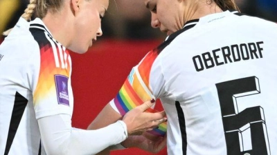 Giulia Gwinn (l) und Lena Oberdorf sind auch für die DFB-Elf unheimlich wichtig. (Archivbild) (Foto: Sebastian Christoph Gollnow/dpa)
