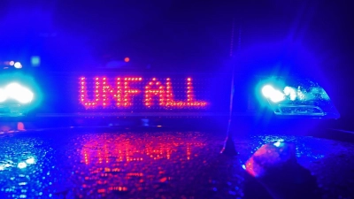 Beim Eintreffen der Rettungskräfte war der Fahrer bereits tot. (Symbolbild) (Foto: Stefan Puchner/dpa)