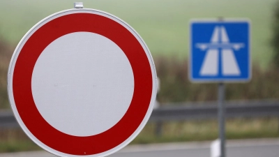 Von Samstagabend bis zum Sonntagnachmittag war die A93 in beiden Richtungen am Regensburger Kreuz gesperrt. (Symbolbild) (Foto: Bernd Wüstneck/dpa-Zentralbild/dpa)
