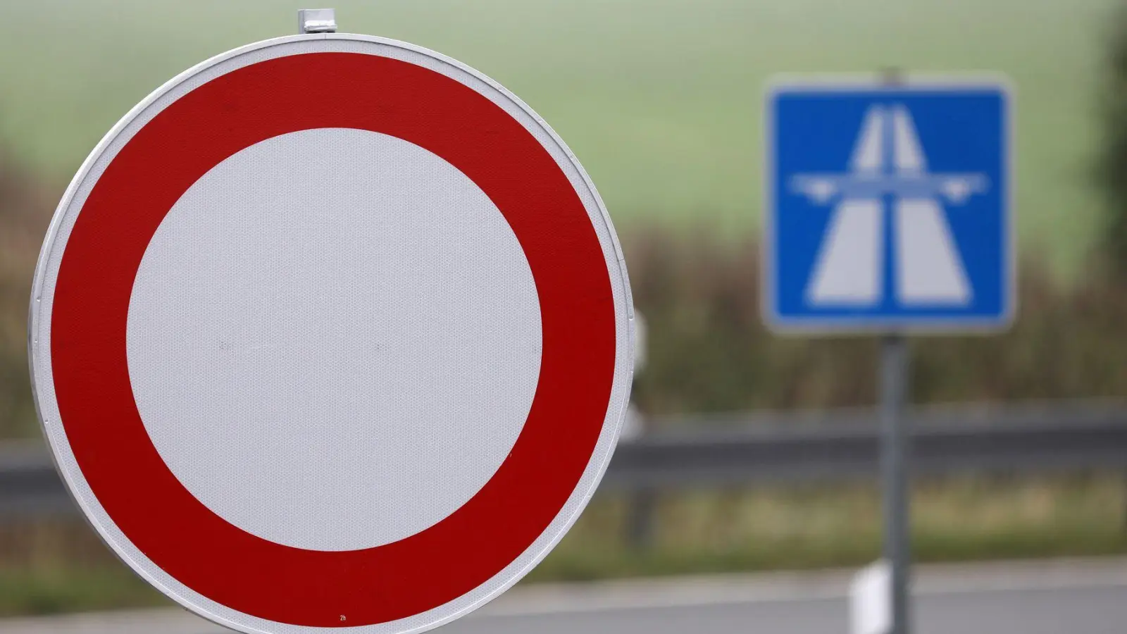 Von Samstagabend bis zum Sonntagnachmittag war die A93 in beiden Richtungen am Regensburger Kreuz gesperrt. (Symbolbild) (Foto: Bernd Wüstneck/dpa-Zentralbild/dpa)
