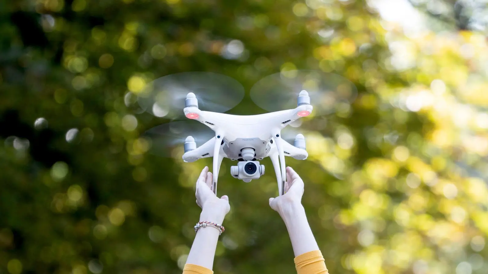 Für jede Drohne, die im Freien betrieben wird, ist eine Haftpflichtversicherung vorgeschrieben. (Foto: Alexander Prautzsch/dpa-tmn)