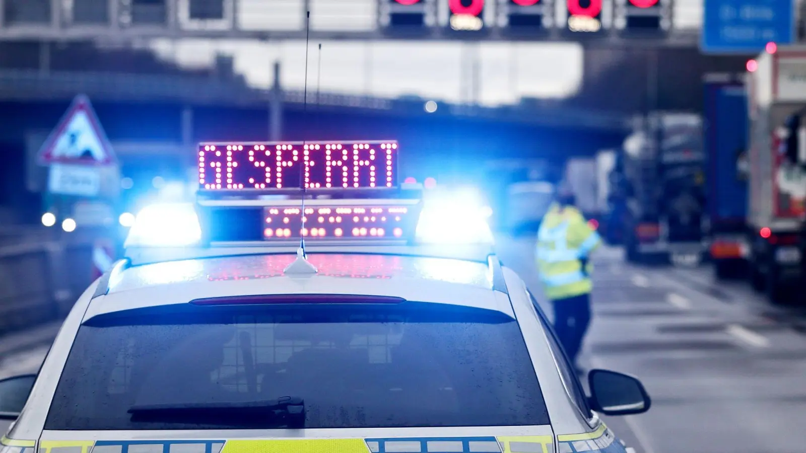 Auf einem Polizeifahrzeug leuchtet die Aufschrift „Gesperrt“. (Foto: David Young/dpa/Symbolbild)