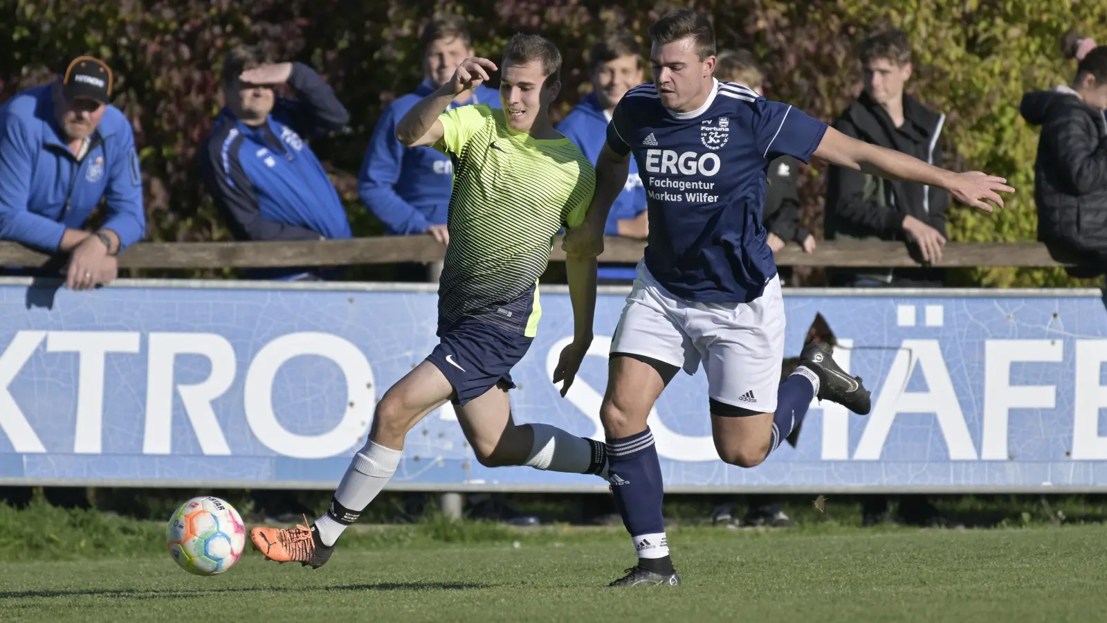 Fortuna Neuses (mit Andre Seitz, rechts) spielte eine starke Hinrunde. Beim 0:5 gegen den SVV Weigenheim (mit Domenic Stern) gab es die einzige Auswärtsniederlage. (Foto: Martin Rügner)